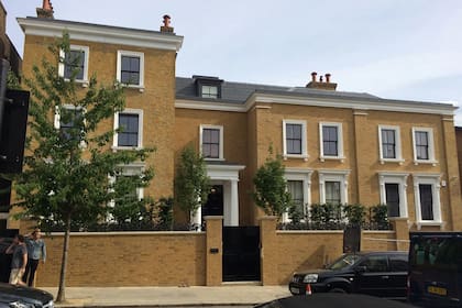Una pareja compró esta casa y la devolvió, el anterior propietario deberá compensarlos; la mansión de estilo victoriano en Notting Hill cuenta con pileta, spa, gimnasio, bodega y sala de cine