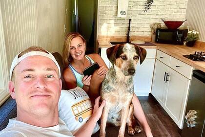 Una pareja compró un autobús escolar y lo renovó para recorrer Estados Unidos con su perro