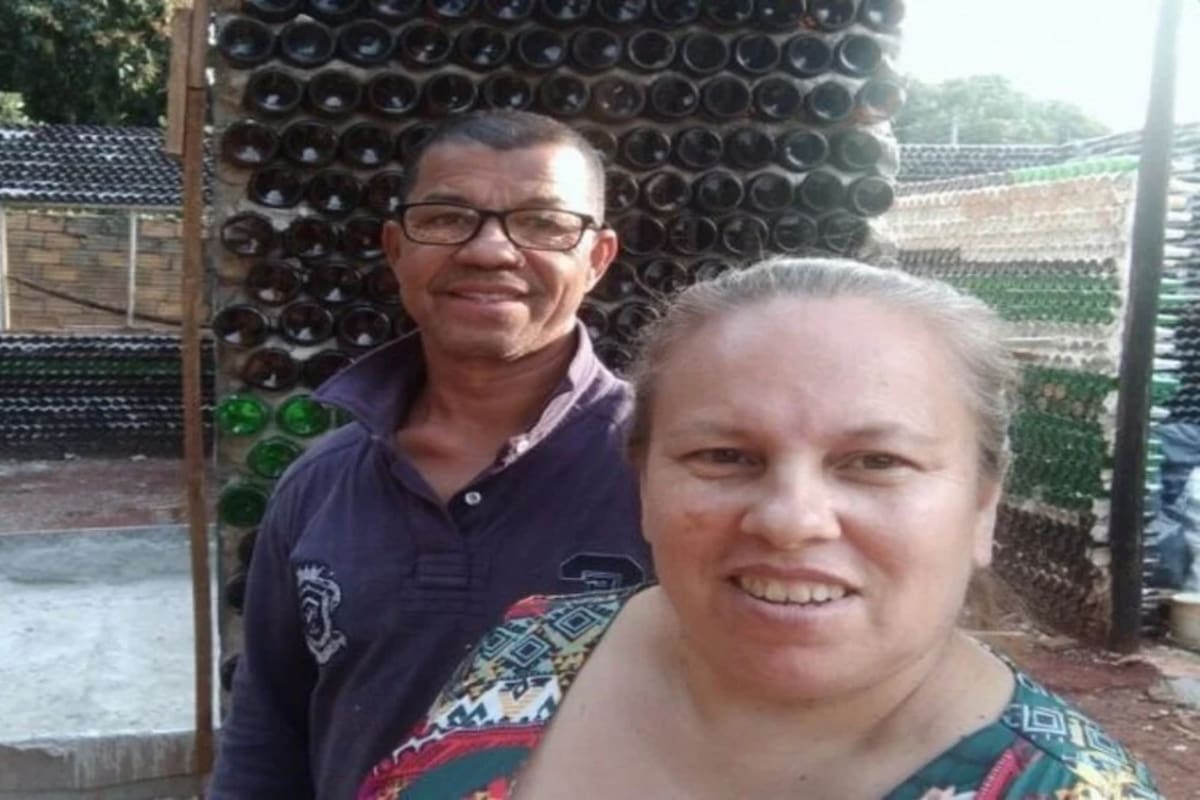 Una pareja construyó una casa de 70 m² con más de 10.000 botellas de vidrio tras quedarse sin trabajo