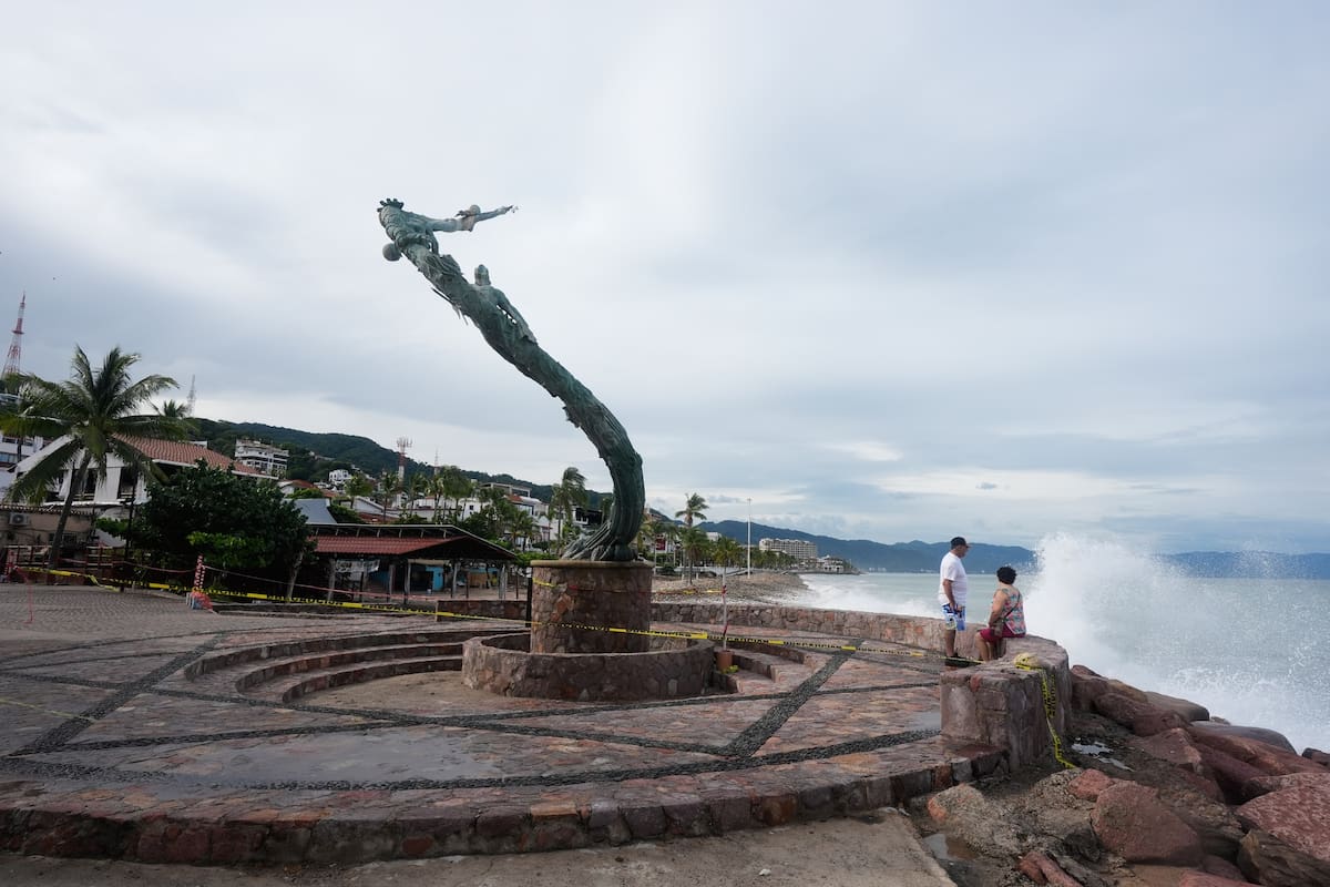 Una pareja contempla el mar desde el malecón tras el paso del huracán Simón en Puerto Vallarta (Méxi