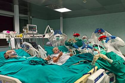 Una pareja de adultos mayores italiana pasó su aniversario de casados en el hospital. De la mano, celebraron sus Bodas de oro junto al personal sanitario.