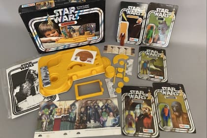 Una pareja de ancianos británicos no identificada recibió como herencia de su vecino decenas de bolsas de basura con más de quinientos juguetes de Star Wars. Antes de donarlos, fueron valuados por una casa de remate que aseguró que se trataba de la "mejor colección de la saga del mundo"