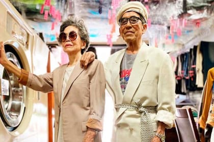 Una pareja de ancianos oriundos de Taiwán comenzó a posar con la ropa que los clientes olvidan en su lavandería y se convirtieron en un verdadero suceso en Instagram
