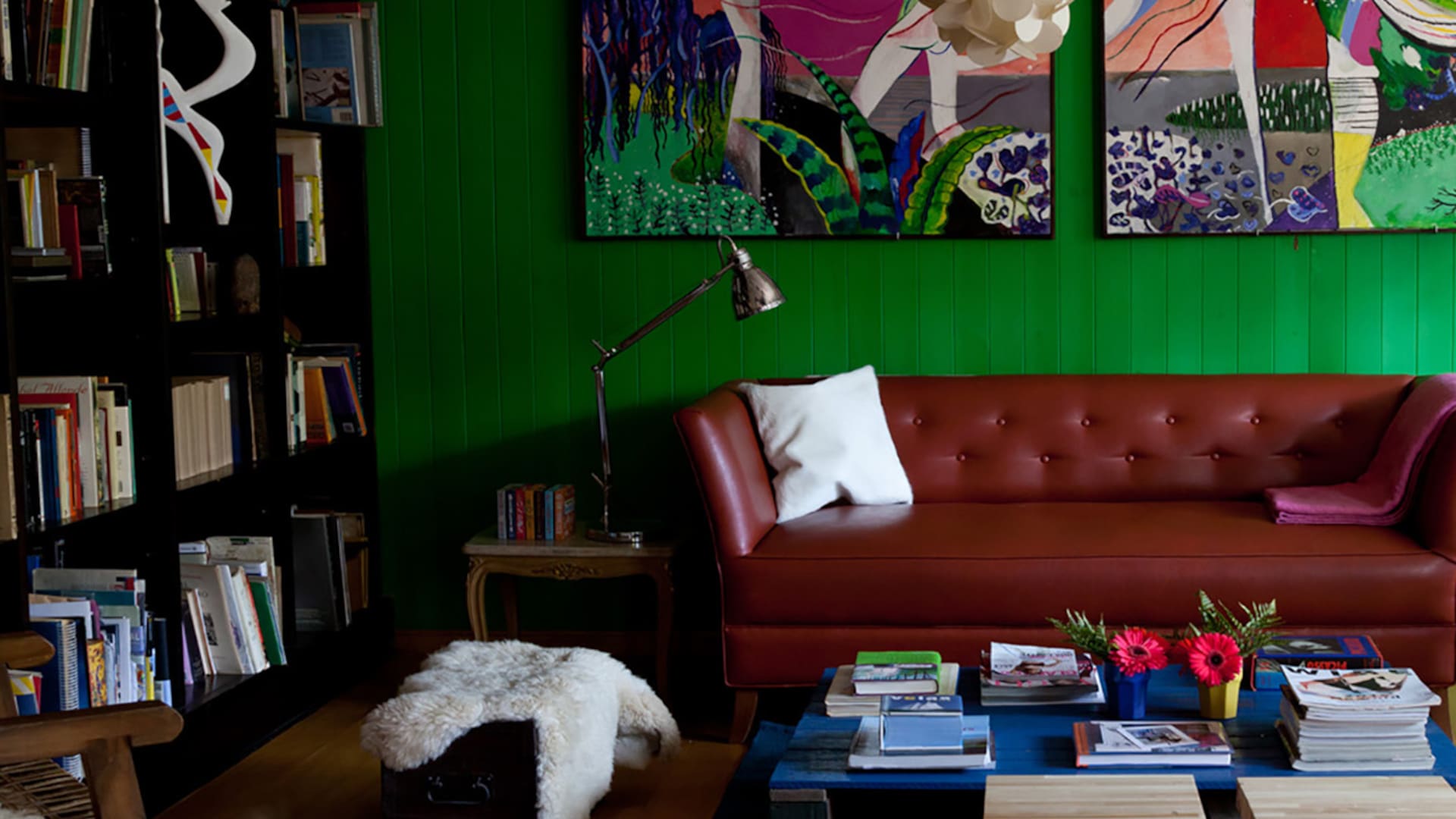 Una pareja de diseñadores con alma de artistas duplicó los metros de su casa para generar espacios los talentos de su familia.
