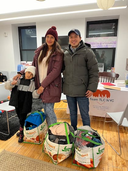 Una pareja de migrantes asiste a las pruebas de vestuario para su boda, asistidos por The Little Shop of Kindness (Archivo https://www.ttlcnyc.org/)