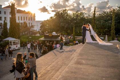 Una pareja de recién casados durante una sesión fotográfica en Cayalá
