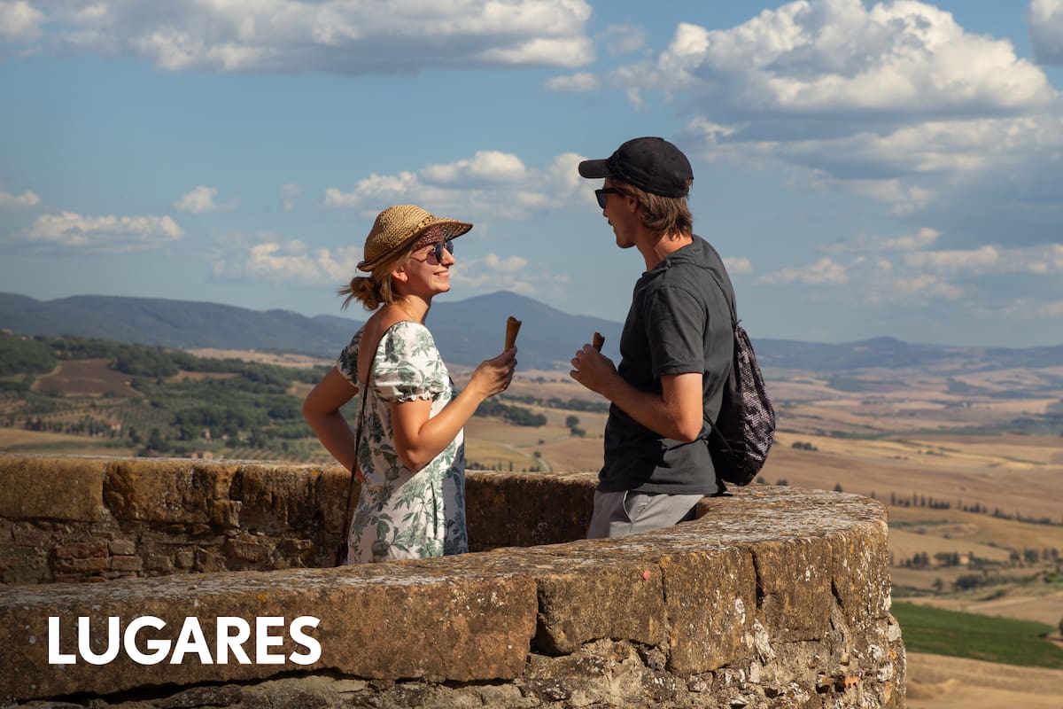 Una pareja de turistas alemanes toma un gelatto en el mirador de Pienza.