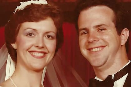 Una pareja decidió celebrar su aniversario de bodas con un voucher de hace 40 años