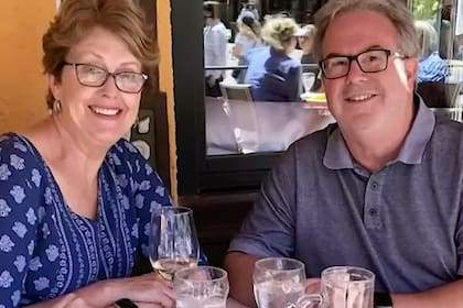 Una pareja decidió celebrar su aniversario de bodas con un voucher de hace 40 años