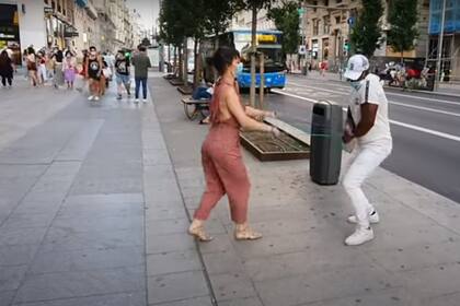 Una pareja demostró cómo bailar salsa con distancia social.