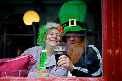 Una pareja disfruta del Día de San Patricio en Dublín, Irlanda