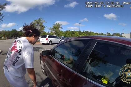 Una pareja en Florida dejó por error a su hija encerrada en el auto y la policía tuvo que rescatarla