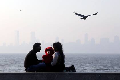 Una pareja en frente del Mar Arábigo el día de San Valentín en Mumbai, India, el 14 de febrero.