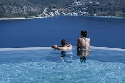 Una pareja en un hotel en Oitylo, en el sur de Grecia, uno de los países que puso en marcha el certificado Covid