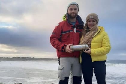 Una pareja encontró la cápsula del tiempo que contenía un mensaje desolador (Foto Twitter @ru_vokrugsveta)