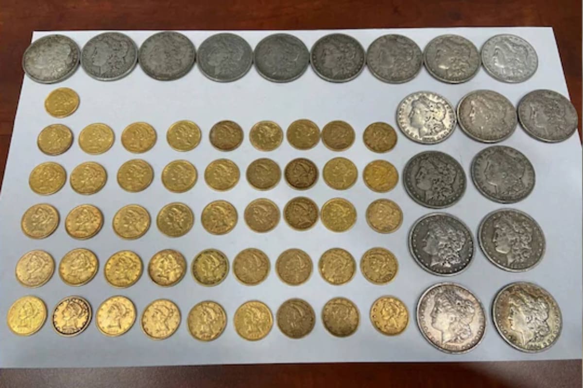 Una pareja encontró una serie de monedas en el ático de su nueva casa y decidió devolverlo a su antiguo dueño