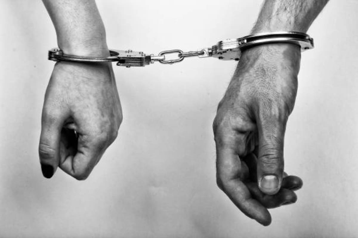 Una pareja está acusada de violar y grabar imágenes con contenido sexual a una adolescente, hija de la mujer procesada