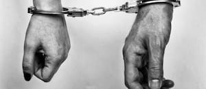 Agravaron la acusación contra una mujer por haber abusado sexualmente de su hija de 15 años junto a su pareja