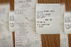 Una pareja fue a un restaurante de comida rápida y recibió un insulto en el ticket de su orden