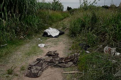 Una pareja fue acribillada en un descampado de Rosario