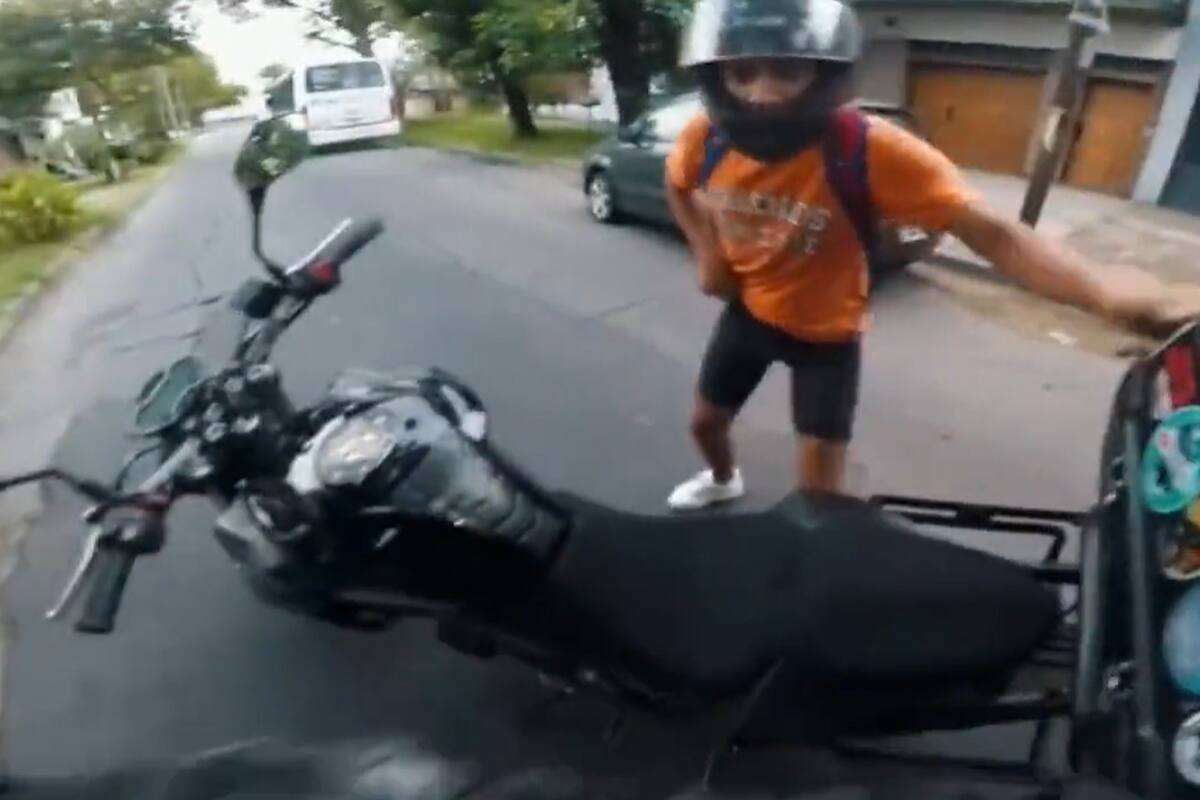 Una pareja fue asaltada en Tropezón por un grupo de motochorros y grabó el asalto