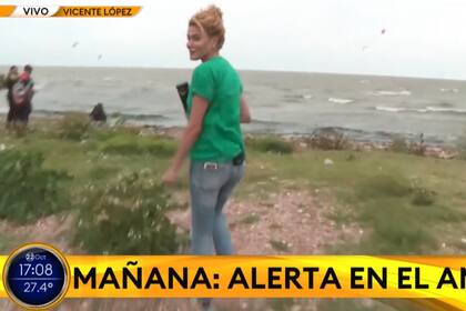 Una pareja fue encontrada "in fraganti" durante un movil en vivo (Foto: Captura TN)