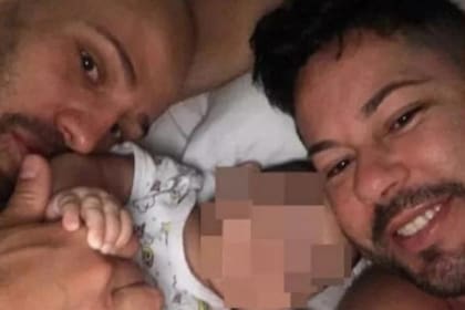 Una pareja gay se vio obligada a devolver a su beba adoptada después de 12 días, en lo que creen que fue una decisión homofóbica de un juez de Brasil