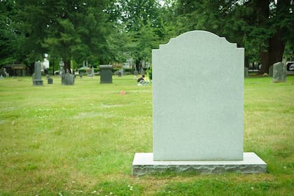 Una pareja halló una antigua lápida en su casa y descubrió que pertenecía a dos pequeñas hermanas fallecidas hace 300 años