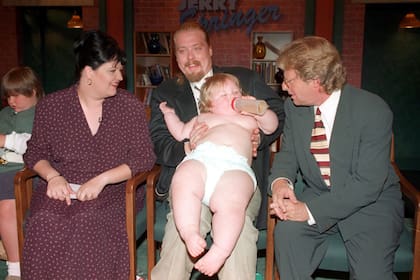 Una pareja junto a su "super bebé" de 17 meses, en un envío de 1996 de The Jerry Springer Show