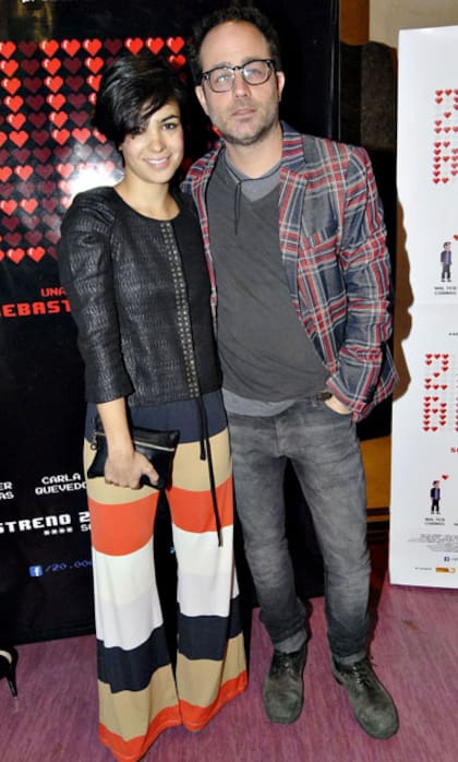 Una pareja muy cool: ella con palazzo y campera de cuero, él, blazer a cuadros y un look muy hipster