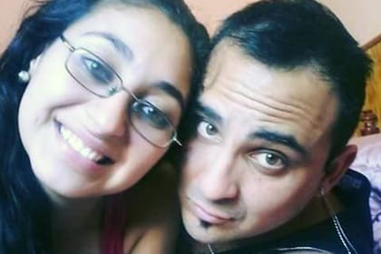 Una pareja que estuvo con la menor la tarde del sábado y que conoció por Instagram está acusada por la desaparición y muerte. En las últimas horas, se halló un cuerpo envuelto en mantas cerca de la vivienda del matrimonio