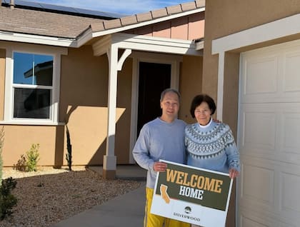 Una pareja que obtuvo su vivienda en la comunidad de Silverwood