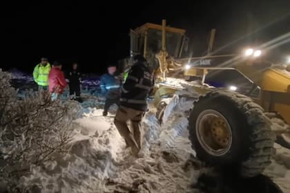 Alrededor de las cinco de la mañana del lunes, efectivos de la División Operaciones Rurales de Perito Moreno, del Escuadrón 39 de Gendarmería Nacional y de Vialidad Provincial lograron llegar hasta el lugar y rescatar a la pareja