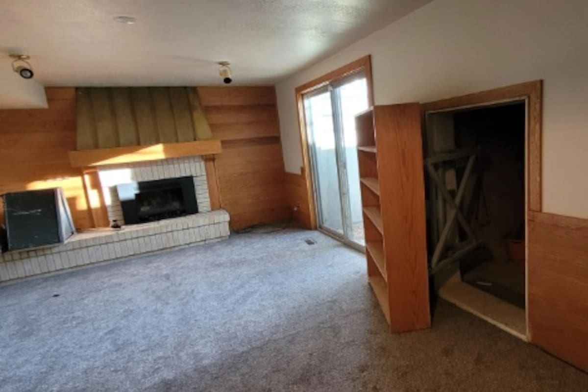 Una pareja recién mudada corrió un mueble de una habitación que les llamó la atención y se encontró con una puerta secreta. Fuente: Reddit/@u/gundam2017