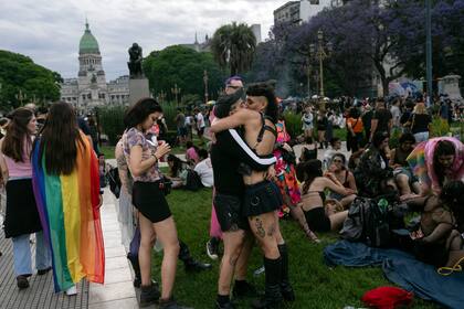 Una pareja se besa cerca del Congreso Nacional, en Buenos Aires, Argentina, el sábado 2 de noviembre de 2024, donde miles de personas se reunieron para la 33ra marcha del orgullo. (AP Foto/Rodrigo Abd)