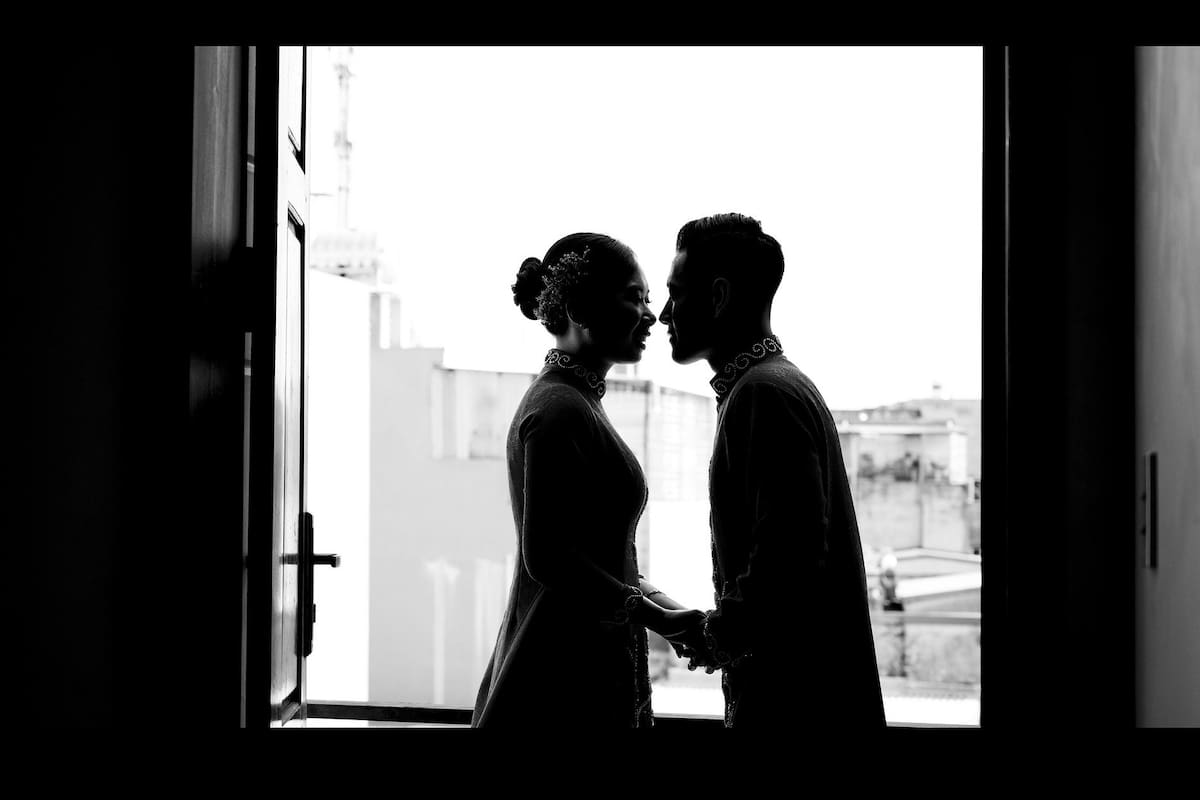 Una pareja se besa en el balcón. Qué le depara el amor a los distintos signos del zodiaco en 2021