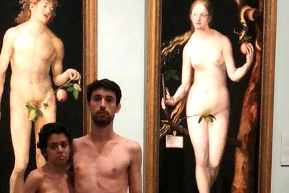 Una pareja se desnuda en el Museo del Prado ante los cuadros de Adán y Eva
