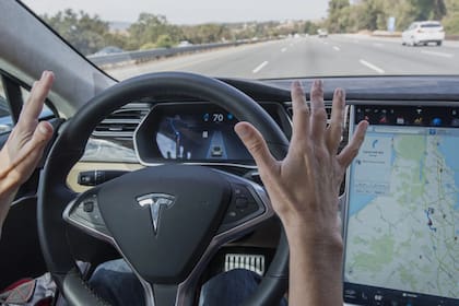 Una pareja se filmó dentro de un auto de la compañía de Elon Musk