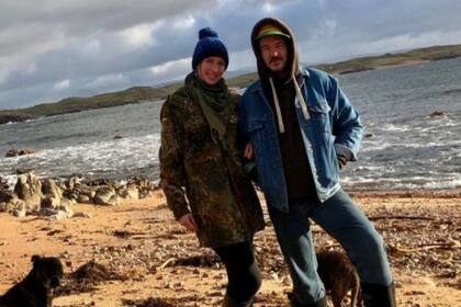 Una pareja se instaló en una isla remota libre de covid-19 dos días antes de que empiece la pandemia: hoy viven sin luz, gas, ni agua, pero ajenos a las dificultades sanitarias que atraviesa el mundo