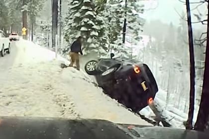 Una pareja y sus dos perros quedaron atrapados luego de que su vehículo volcará a consecuencia de la nieve en California