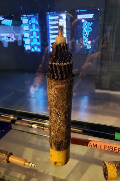 Una parte de un cable submarino de fibra óptica como el de Las Toninas, expuesto en la muestra Conectados de la Fundación Telefónica