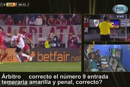 Una parte del diálogo entre el árbitro Carrillo y la sala del VAR, en el momento previo a la sanción del penal de Larrivey a De la Cruz, en River-Cerro Porteño.
