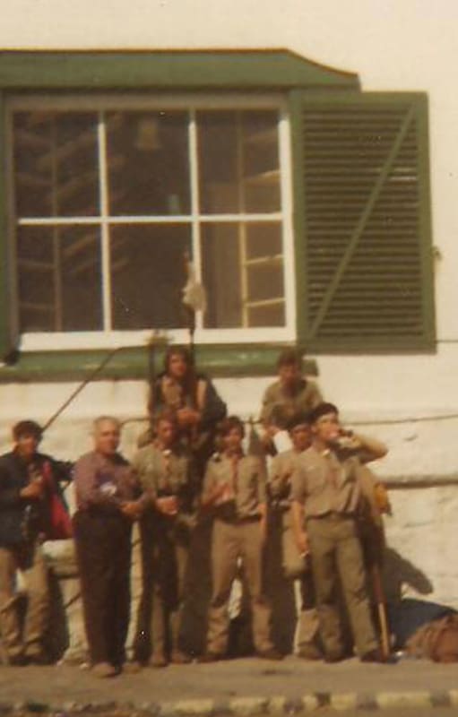 Una parte del grupo de boyscouts en el único almacén que había en las Islas Malvinas.