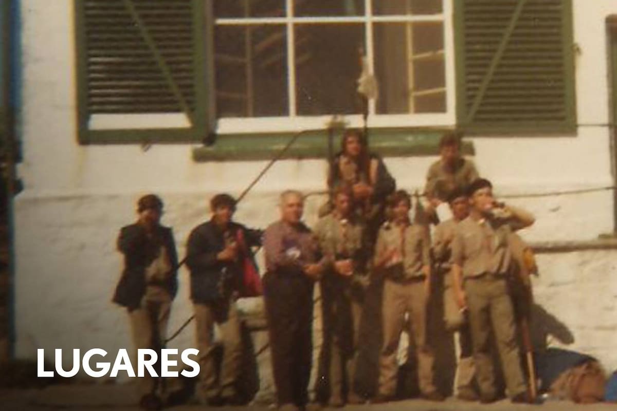Una parte del grupo de boyscouts en el único almacén que había en las Islas Malvinas.