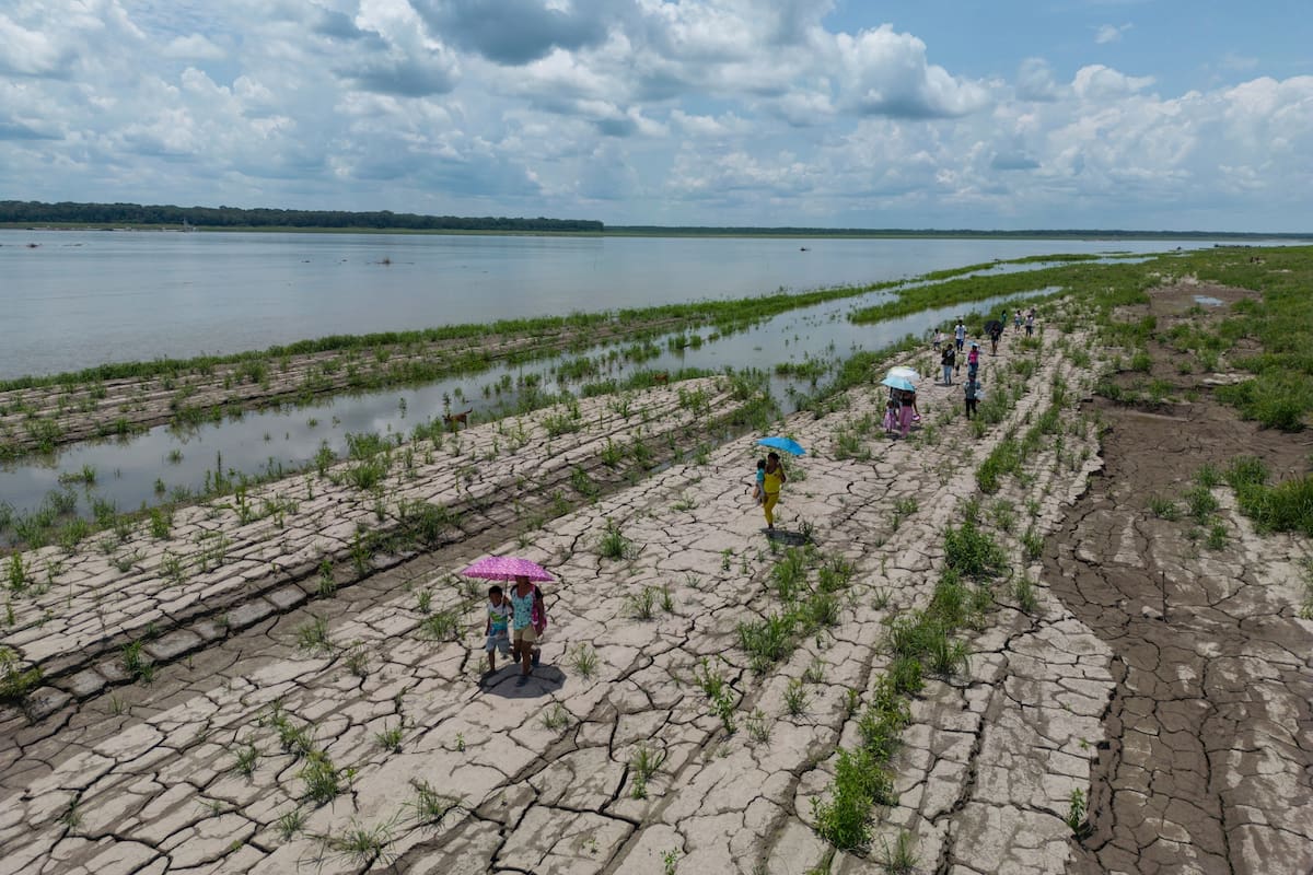 Una parte del río Amazonas que muestra señales de sequía, en Santa Sofía, a las afueras de Leticia, Colombia, foco de la disputa con Perú