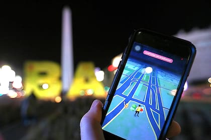 Una partida de Pokémon Go frente al Obelisco, en la Ciudad Autónoma de Buenos Aires