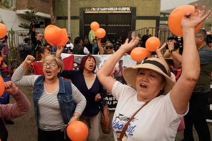 Una partidaria del expresidente de Perú Alberto Fujimori espera su liberación de prisión en Callao, Perú, el miércoles 6 de diciembre de 2023. (AP Foto/Martín Mejía)