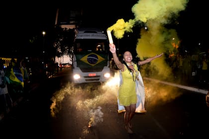 Una partidaria del presidente brasileño Jair Bolsonaro celebra los resultados parciales luego del cierre de las urnas para las elecciones generales en Brasilia