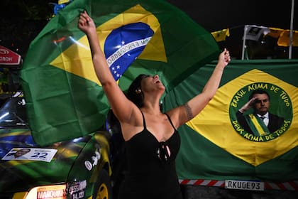 Una partidaria del presidente brasileño y candidato a la reelección Jair Bolsonaro reacciona mientras observa el recuento de votos de las elecciones legislativas y presidenciales, en Río de Janeiro, Brasil, el 2 de octubre de 2022.