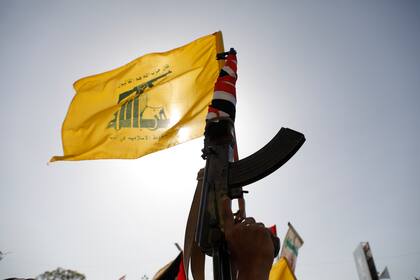 Una partidario de los hutíes levanta una bandera de Hezbollah durante una protesta contra Israel y Estados Unidos en Saná, Yemen, el viernes 27 de septiembre de 2024. (AP Foto/Osamah Abdulrahman)